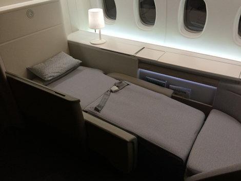 Flat bed in Air France La Premiere suite 