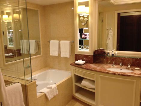 Four Seasons Doha Premier Room bathroom