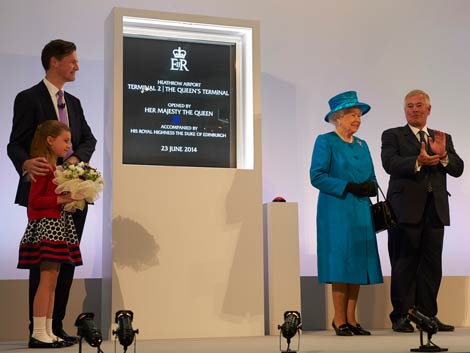 Queen unveils plaque at LHR T2