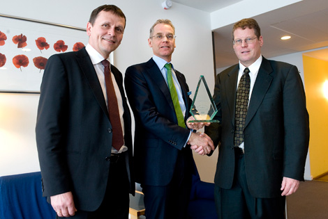 SAS CEO Rickard Gustafson receiving the carrier\\\\\\\\\\\\'s flightstats award for punctuality 